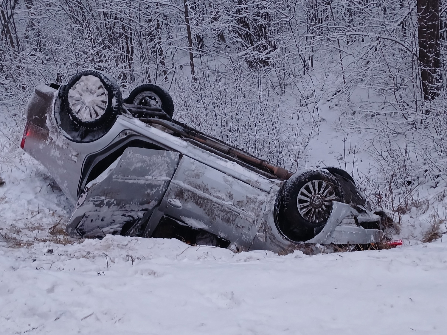 В Шенталинском районе автомобиль съехал с дороги. Есть пострадавшие