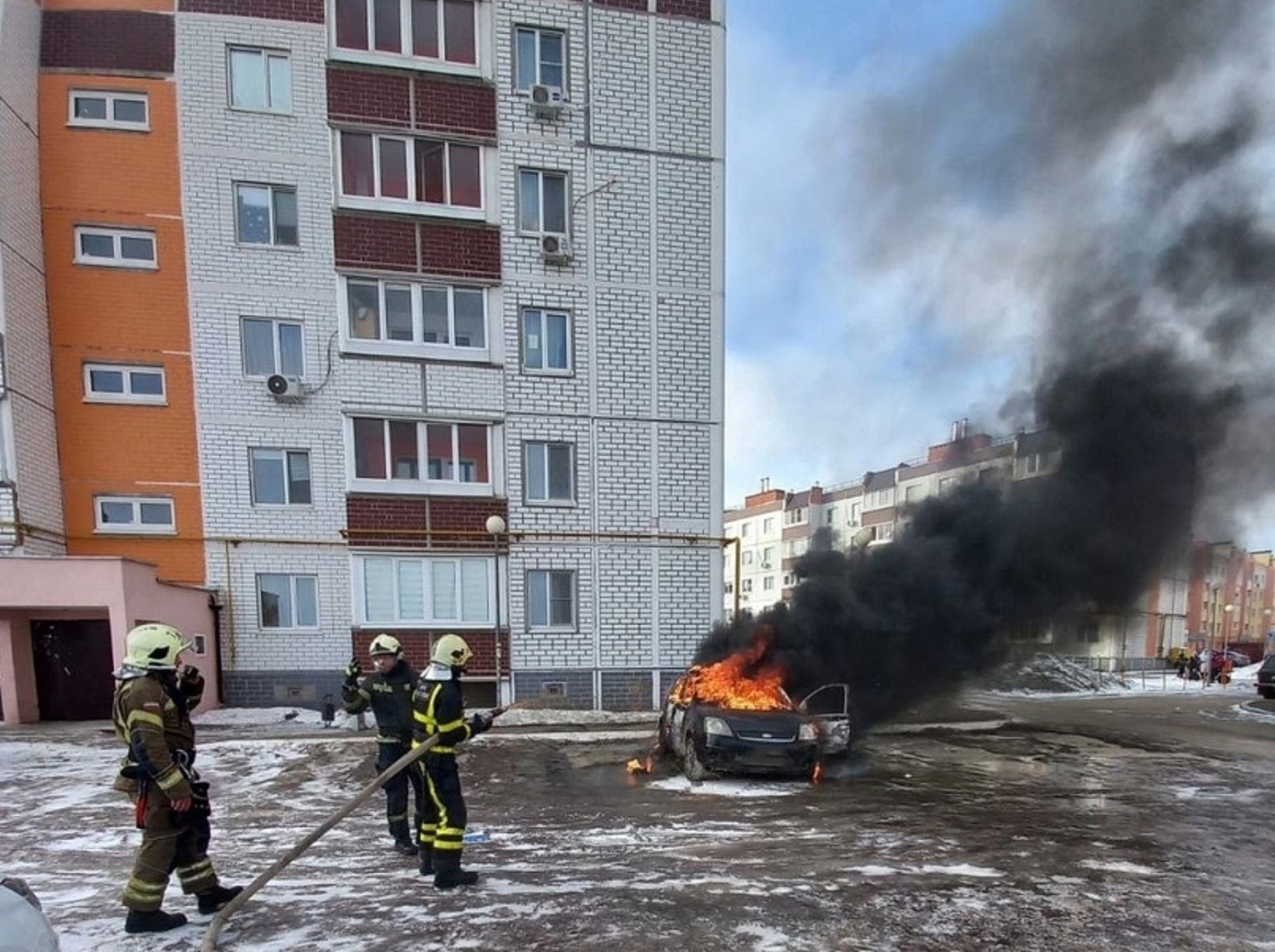 Волжские огнеборцы приняли участие в ликвидации 2 пожаров и ДТП