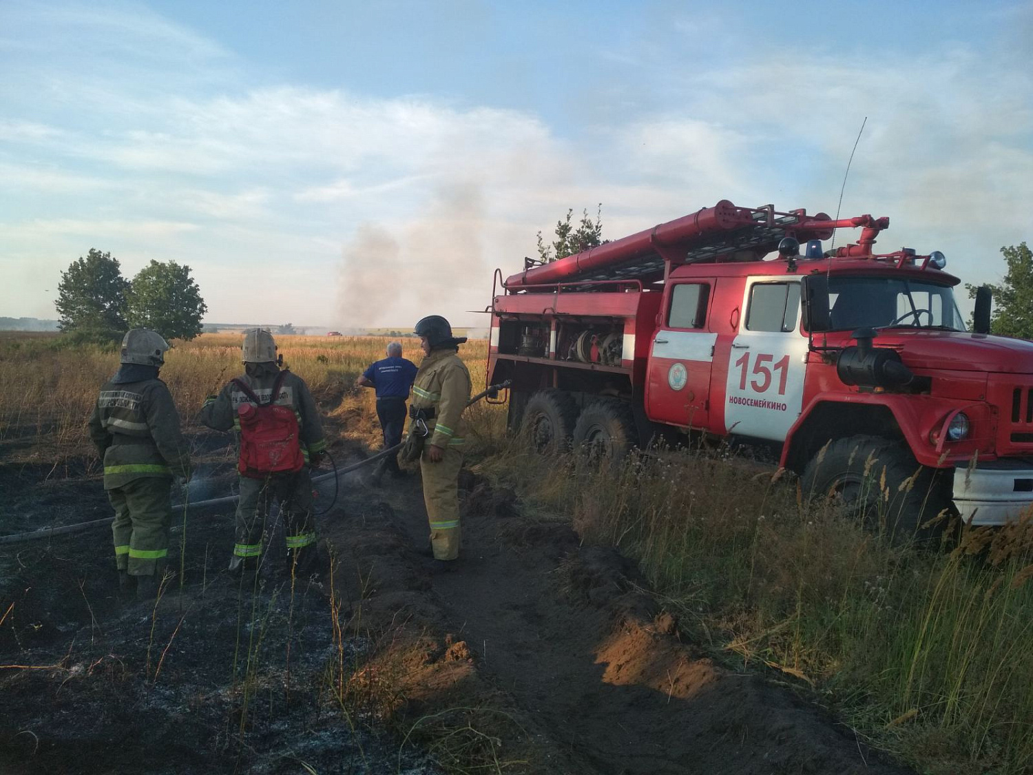 В течение часа красноярские огнеборцы потушили возгорание травы   