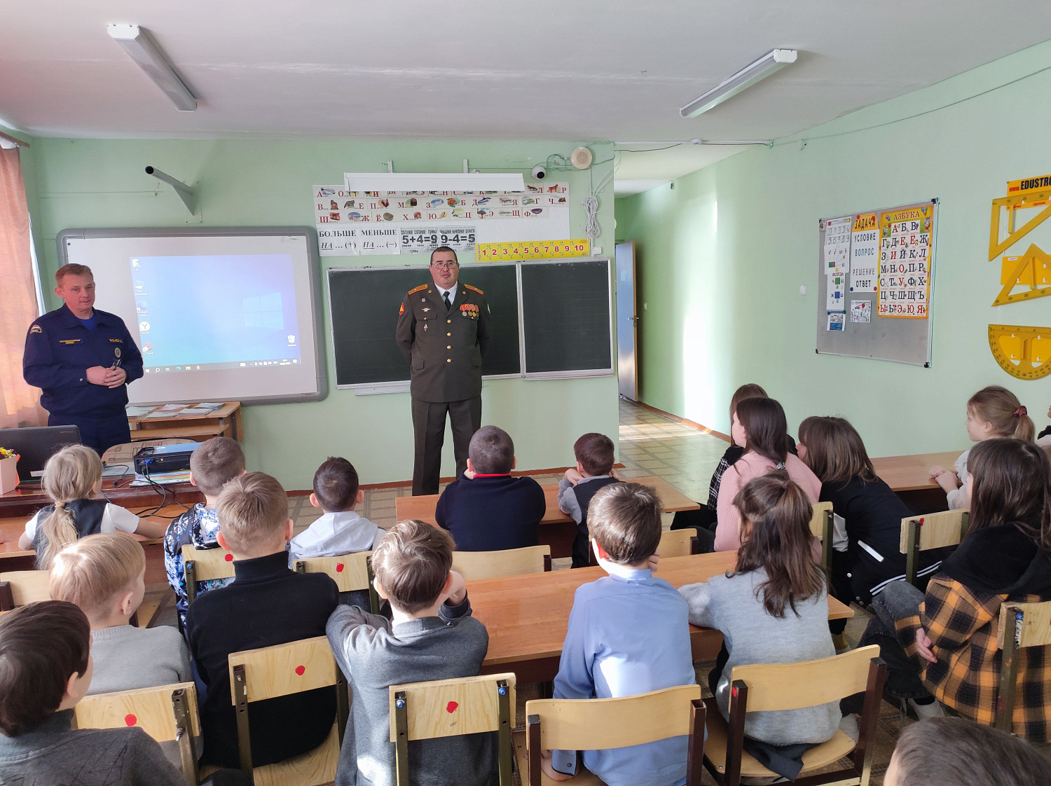 В образовательных учреждениях Самарской области проходят Уроки мужества с участием ветеранов противопожарной службы 