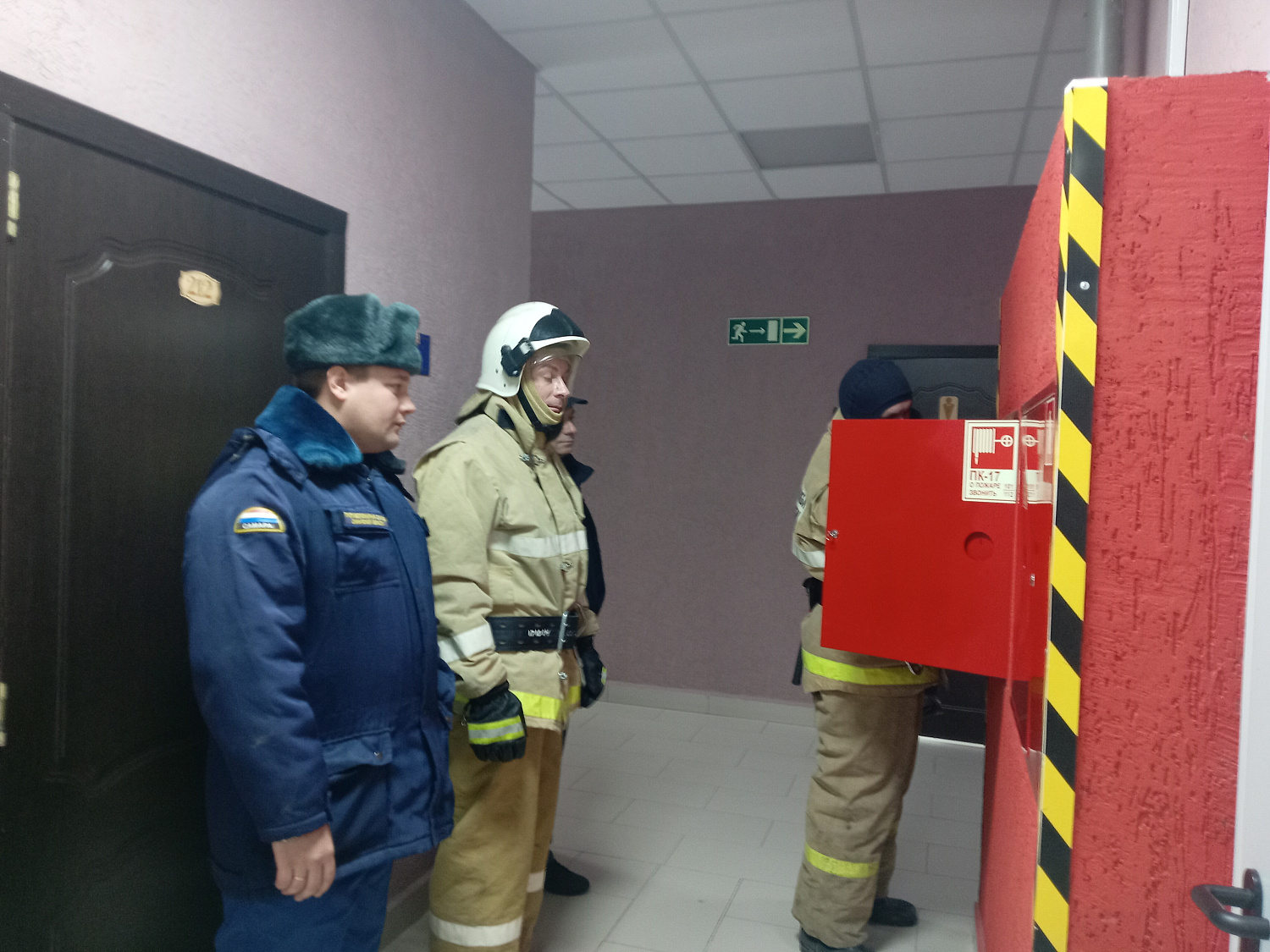 В преддверии новогодних мероприятий дежурный караул пожарно-спасательной части № 132 провели проверки по соблюдению мер пожарной безопасности и работе противопожарного водоснабжения