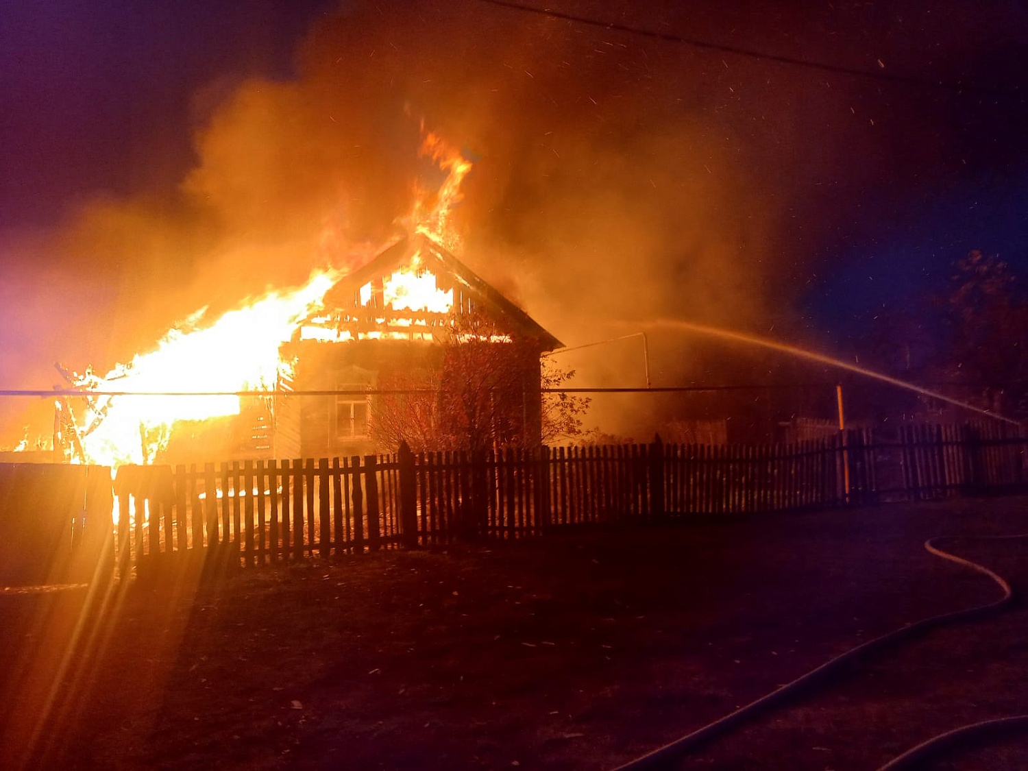 Сегодня утром в Шигонском районе горели дом и надворные постройки