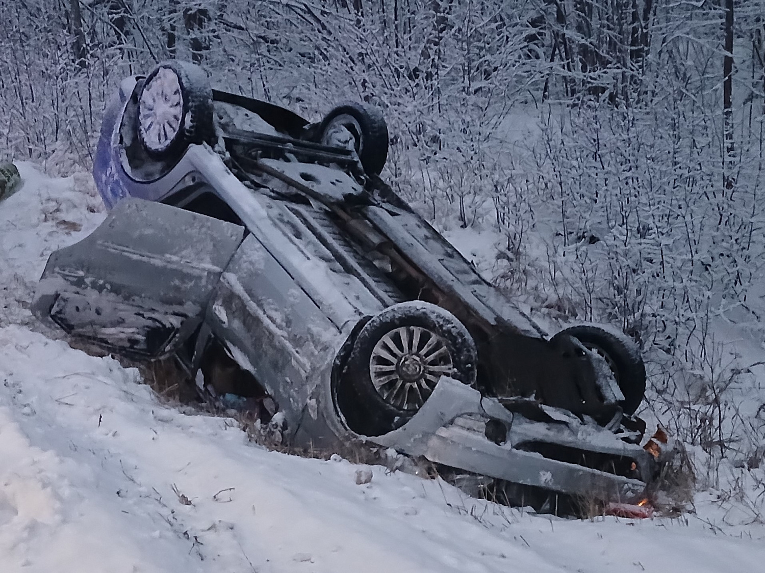 В Шенталинском районе автомобиль съехал с дороги. Есть пострадавшие