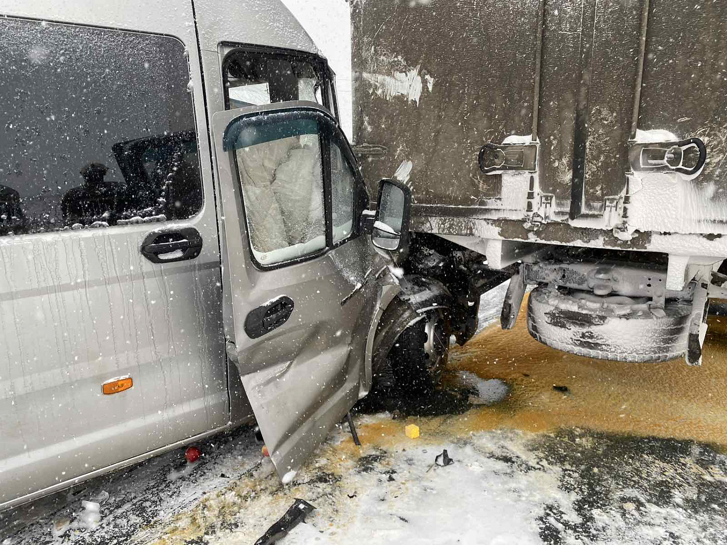 Дорожно-транспортное происшествие с участием двух автомобилей произошло в Сызранском районе на 885 километре трассы М5 
