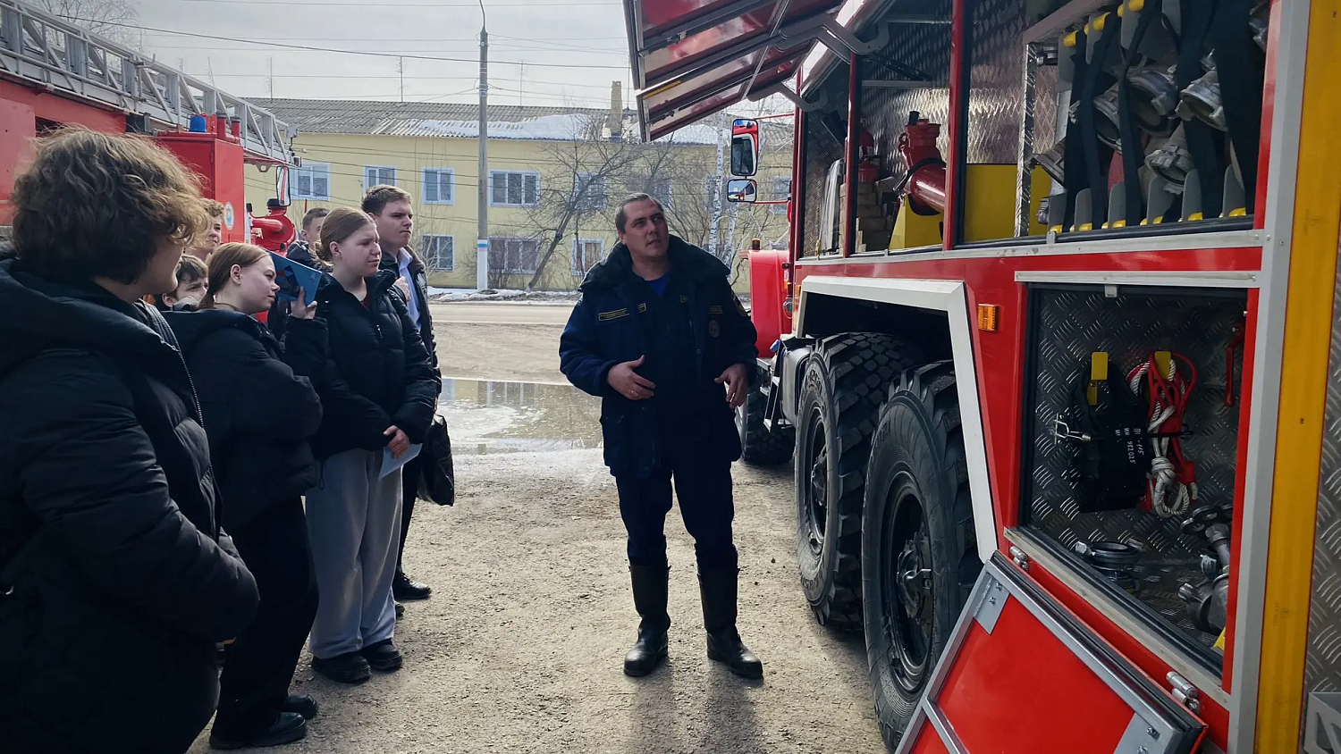 В Безенчукском районе учащиеся старших классов общеобразовательной школы познакомились с профессией пожарного - спасателя