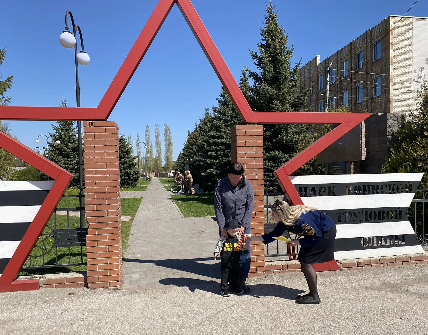 Инструктор противопожарной профилактики пожарно-спасательного отряда № 44 Алина Осадчикова присоединилась к Всероссийской акции «Георгиевская ленточка»