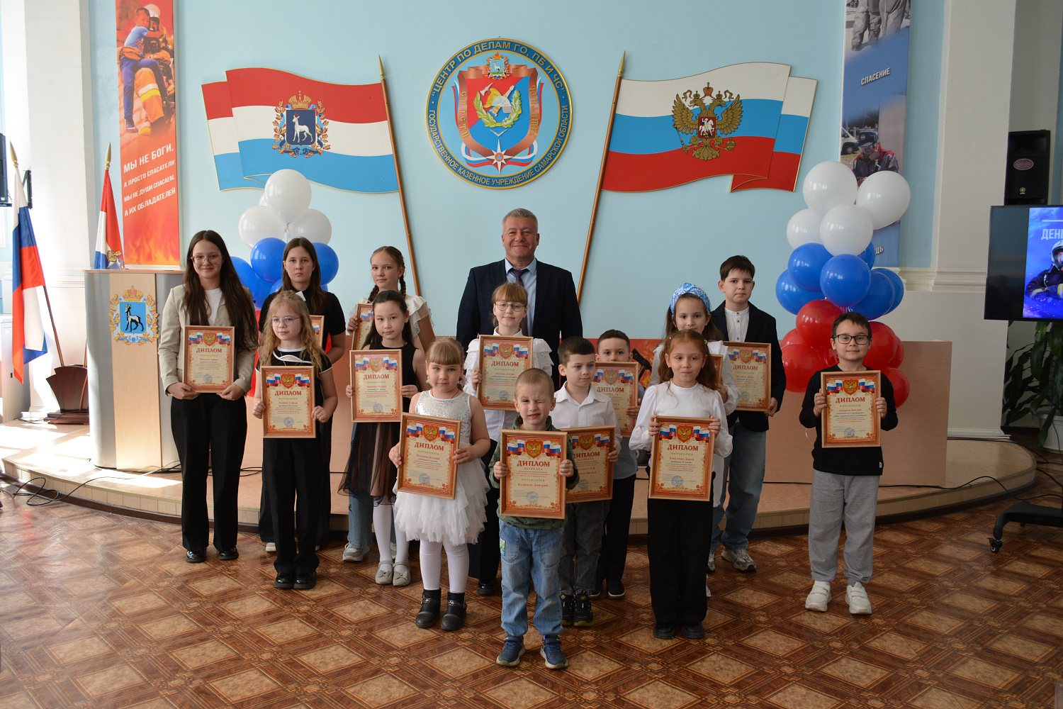На торжественном мероприятии, посвященном Дню пожарной охраны России,   чествовали отличившихся специалистов и победителей детского конкурса рисунков