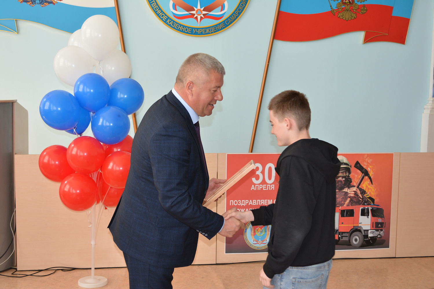 На торжественном мероприятии, посвященном Дню пожарной охраны России,   чествовали отличившихся специалистов и победителей детского конкурса рисунков